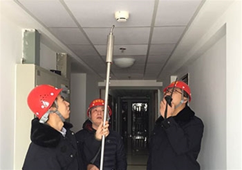煙感探測器消防檢測工作現(xiàn)場