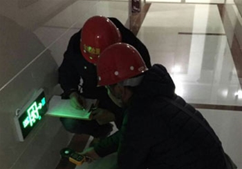 疏散指示燈消防檢測工作現(xiàn)場